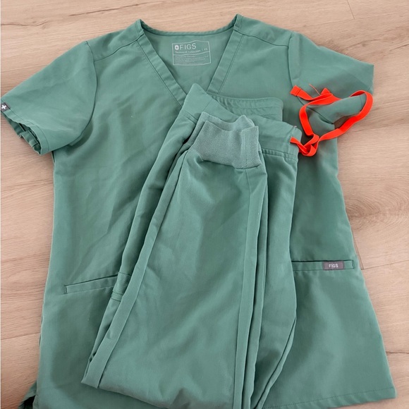 Figs Hunter Green Scrub Ensemble - Picture 3 of 5